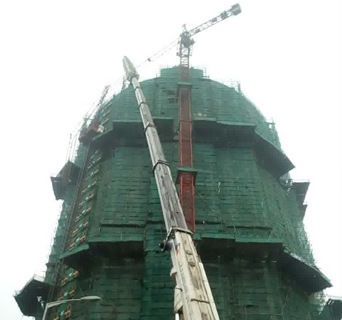 西乌珠穆沁吊车在工地上作业
